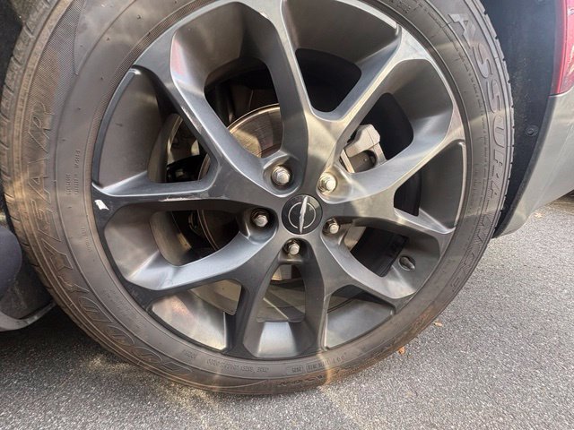 Used 2025 Chrysler Pacifica Limited FWD image 9