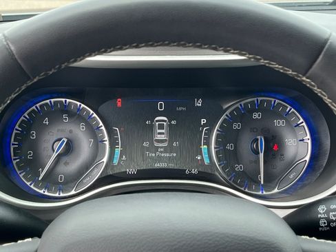 Used 2024 Chrysler Pacifica Touring-L FWD image 21