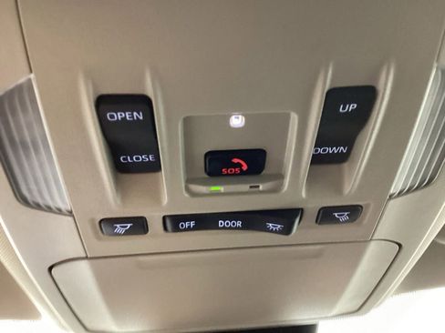 Used 2024 Toyota Highlander XLE AWD/4WD image 24