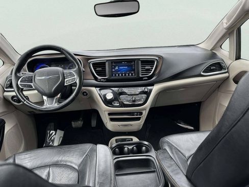 Used 2019 Chrysler Pacifica Touring-L FWD image 35