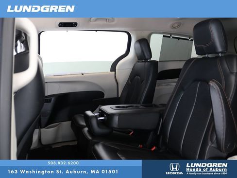 Used 2018 Chrysler Pacifica Touring-L FWD image 13