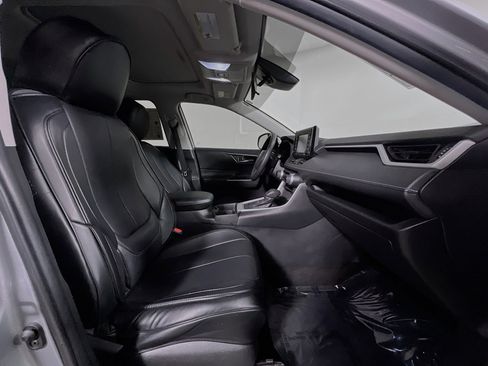 Used 2021 Toyota RAV4 XLE w/ Convenience Package image 31