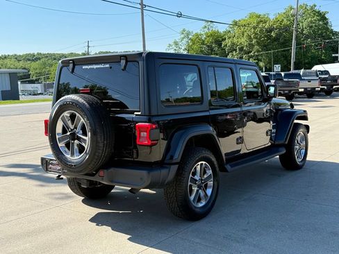 Used 2018 Jeep Wrangler Unlimited Sahara AWD/4WD image 16