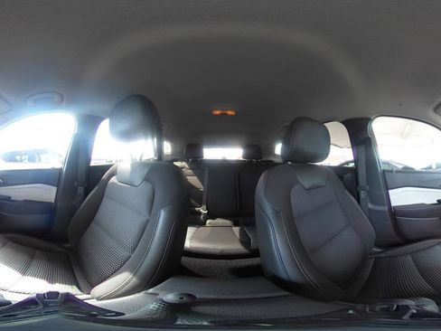 Used 2025 Chevrolet Trax LT w/ LT Convenience Package FWD image 41