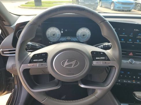 Used 2025 Hyundai Elantra SEL FWD image 17