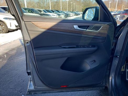 Used 2025 Volkswagen Atlas SEL Premium R-Line image 10