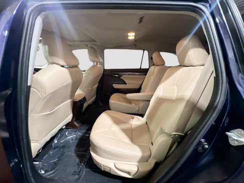 Used 2021 Toyota Highlander Limited FWD image 19