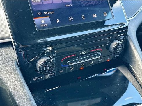 Used 2024 Jeep Grand Cherokee Laredo image 15