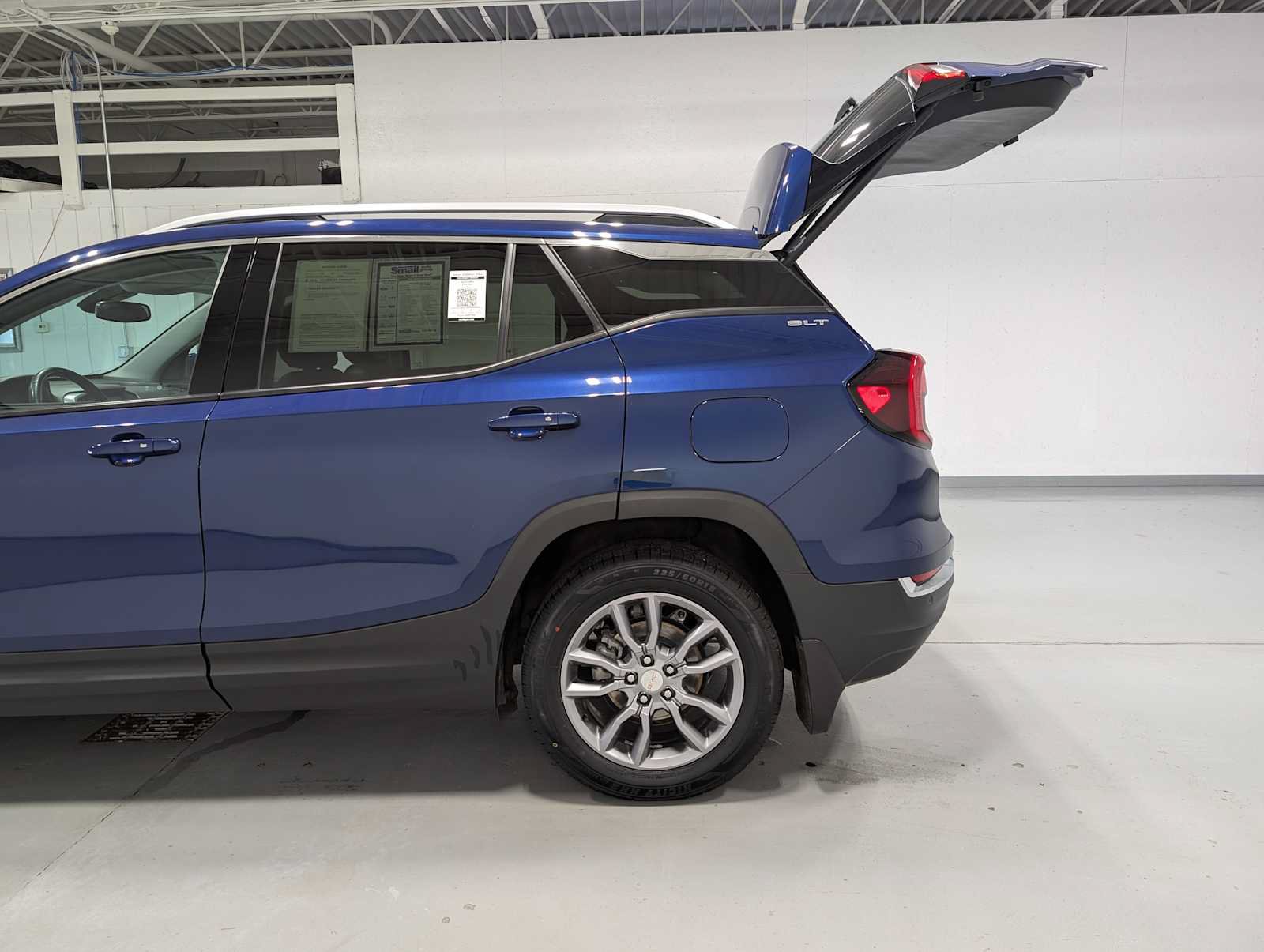 Used 2022 GMC Terrain SLT w/ Tech Package AWD/4WD image 11
