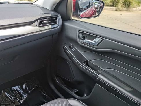 Used 2025 Ford Escape SE FWD image 18