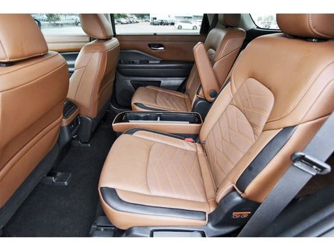 Used 2025 Nissan Pathfinder Platinum FWD image 7