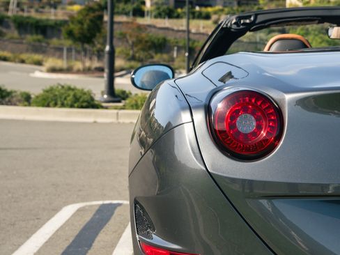 Used 2017 Ferrari California T RWD image 32