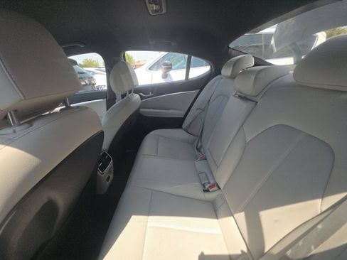 Used 2025 Genesis G70 2.5T RWD image 3