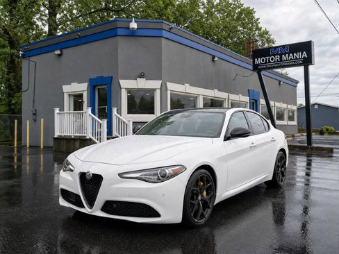 Used 2020 Alfa Romeo Giulia RWD image 2