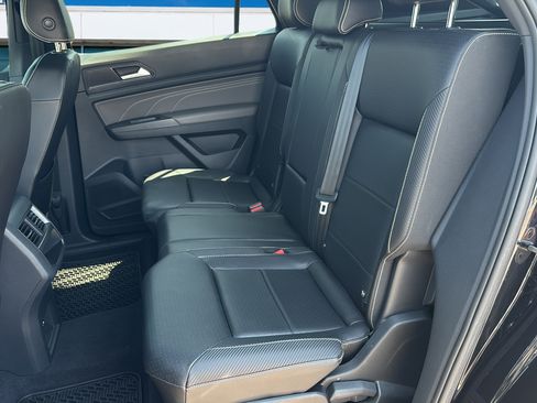 Used 2023 Volkswagen Atlas Cross Sport SE w/ Panoramic Sunroof Package FWD image 16
