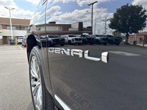 Used 2023 GMC Yukon Denali w/ Advanced Technology Package AWD/4WD image 43