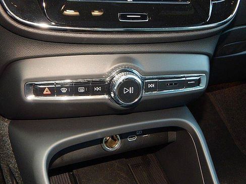 Used 2025 Volvo XC40 B5 Core AWD/4WD image 24