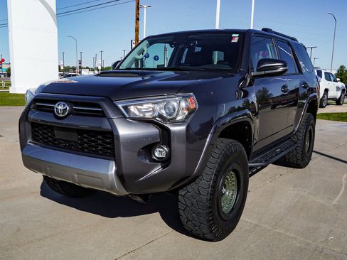 Certified 2023 Toyota 4Runner TRD Off-Road Premium w/ Moonroof Package AWD/4WD image 4