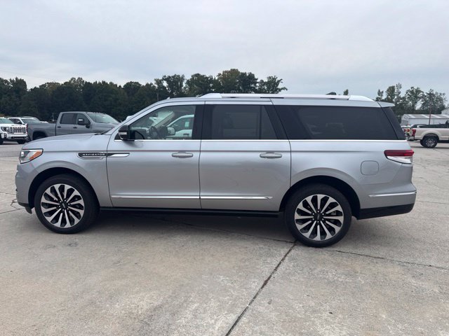 Used 2023 Lincoln Navigator L Reserve AWD/4WD image 2