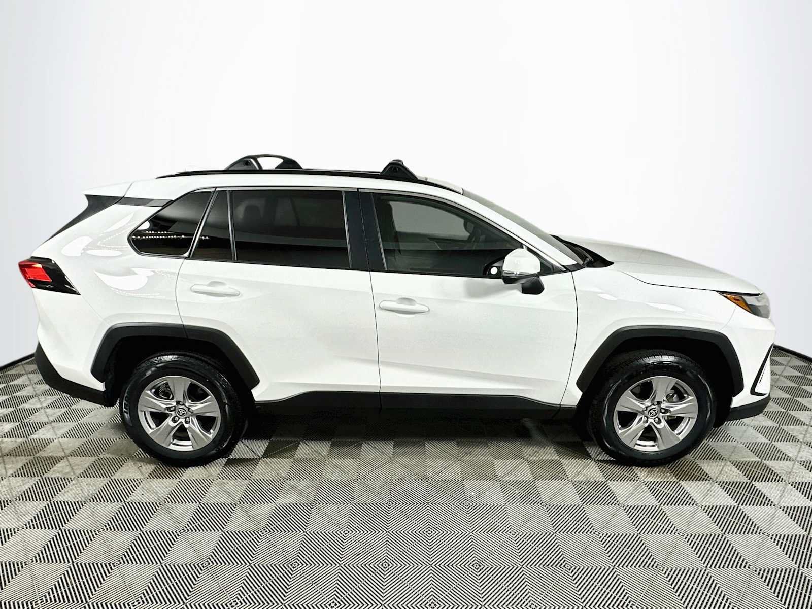 Used 2022 Toyota RAV4 XLE w/ Convenience Package FWD image 8