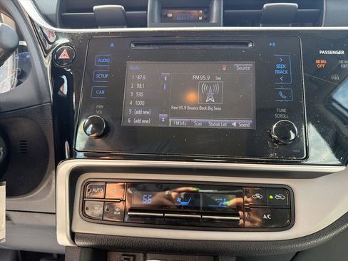 Used 2017 Toyota Corolla LE FWD image 15