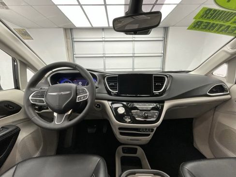 Used 2024 Chrysler Pacifica Touring-L image 4
