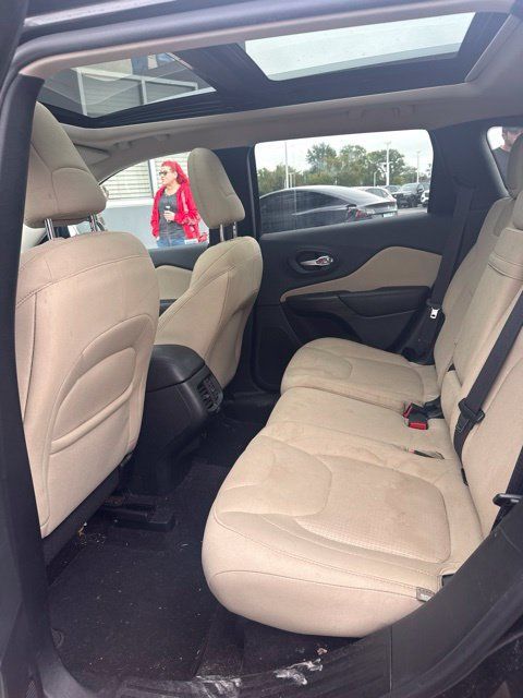 Used 2016 Jeep Cherokee Latitude w/ Comfort/Convenience Group AWD/4WD image 22
