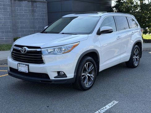 Used 2016 Toyota Highlander XLE AWD/4WD image 1