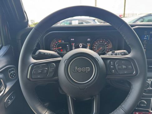 Used 2025 Jeep Wrangler Unlimited Rubicon AWD/4WD image 27
