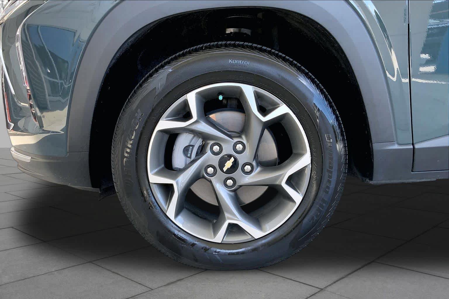 Used 2025 Chevrolet Trax LT w/ LT Convenience Package FWD image 11