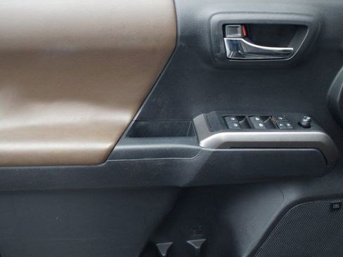 Used 2022 Toyota Tacoma Limited image 32