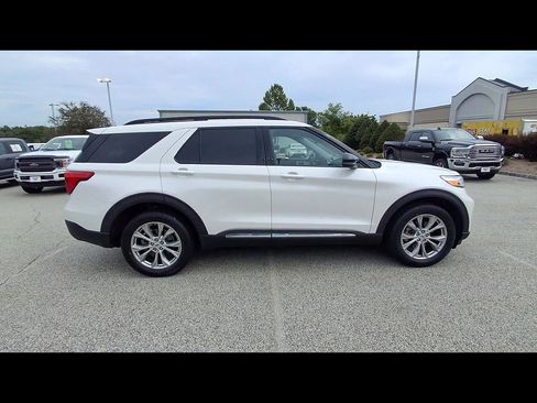 Certified 2024 Ford Explorer XLT w/ Equipment Group 202A AWD/4WD image 9