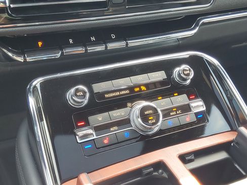 Certified 2023 Lincoln Navigator Reserve AWD/4WD image 18
