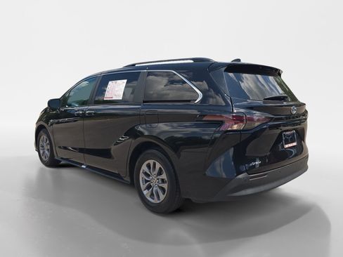 Used 2025 Toyota Sienna XLE FWD image 3