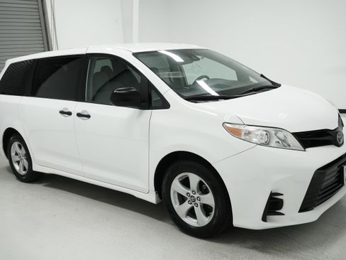 Used 2020 Toyota Sienna L image 3