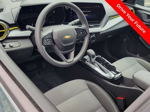 Used 2025 Chevrolet Trax LT FWD image 5