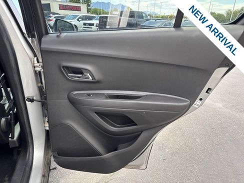 Used 2019 Chevrolet Trax LT w/ LT Convenience Package FWD image 12