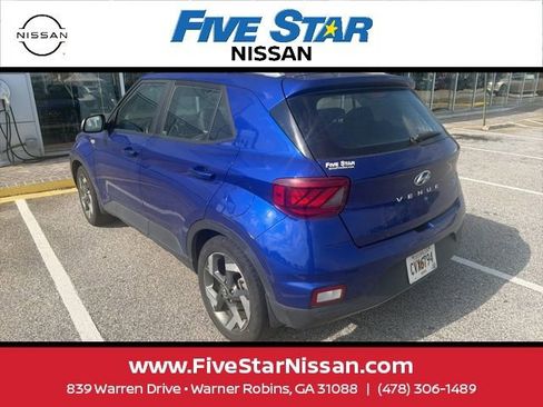 Used 2023 Hyundai Venue Limited FWD image 4