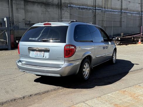 Used 2006 Chrysler Town & Country Touring image 10