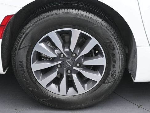 Used 2024 Chrysler Pacifica Limited FWD image 35