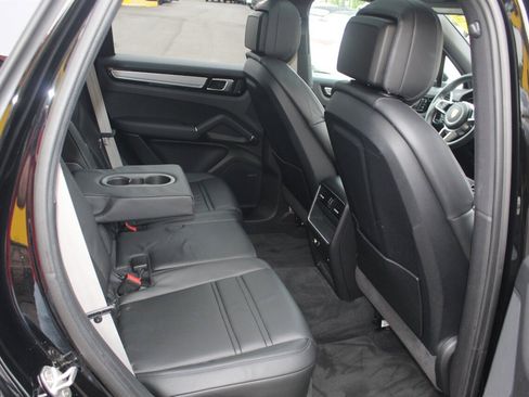Used 2022 Porsche Cayenne Platinum Edition image 18