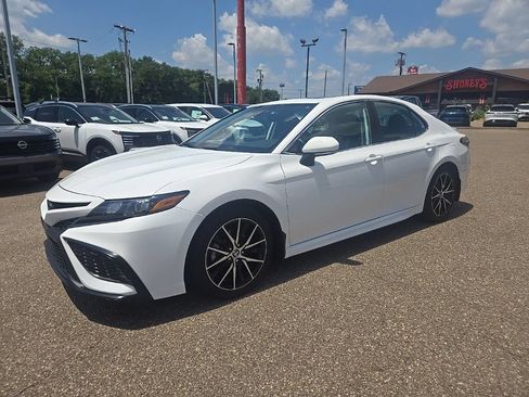 Used 2023 Toyota Camry SE FWD image 3