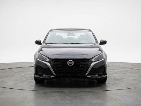 Used 2025 Nissan Altima 2.5 SV FWD image 2