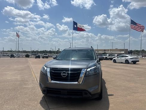 Used 2025 Nissan Pathfinder SV FWD image 5