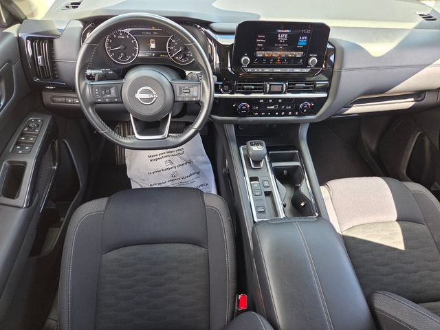 Used 2025 Nissan Pathfinder SV FWD image 8
