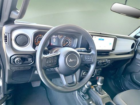 Used 2025 Jeep Gladiator Nighthawk image 14