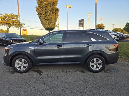 Certified 2024 Kia Sorento LX FWD image 9