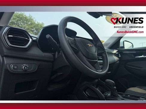Used 2025 Chevrolet TrailBlazer LT AWD/4WD image 18