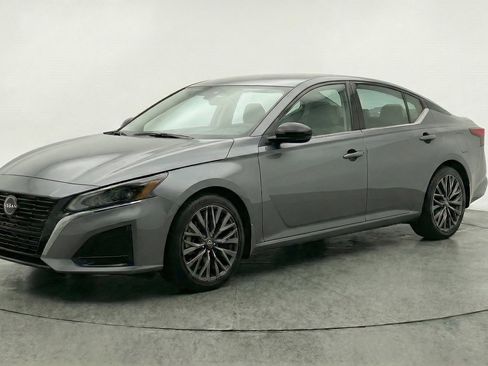 Used 2025 Nissan Altima 2.5 SV image 3
