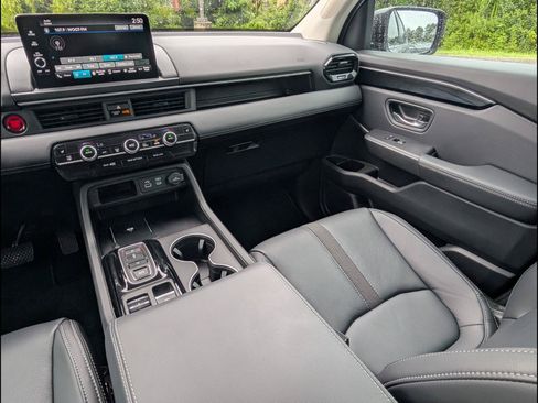 Certified 2025 Honda Pilot EX-L image 9